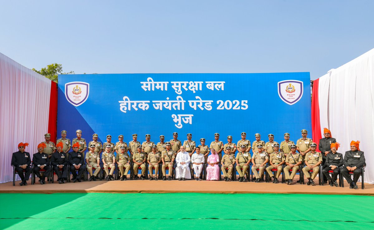 AmitShah's tweet image. बर्फीले पहाड़ हों, दुर्गम जंगल या रेगिस्तान, BSF सीमाओं को सुरक्षित बनाने के साथ-साथ देश की आंतरिक सुरक्षा को मजबूत बनाने में भी महत्त्वपूर्ण योगदान दे रही है। 

भुज में BSF के 61वें स्थापना दिवस समारोह में शहीद जवान के परिजन और वीर जवानों को सम्मानित किया तथा बल की छह दशकीय…