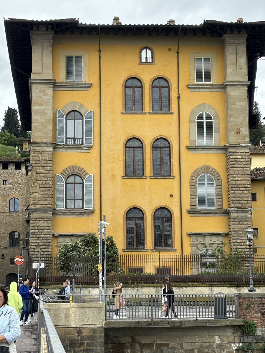learnitalianpod's tweet image. Just crossed the Ponte Vecchio 🌉 and understand why everyone loses their heart in Florence 🇮🇹❤️One perfect view after another #PonteVecchio #Arno