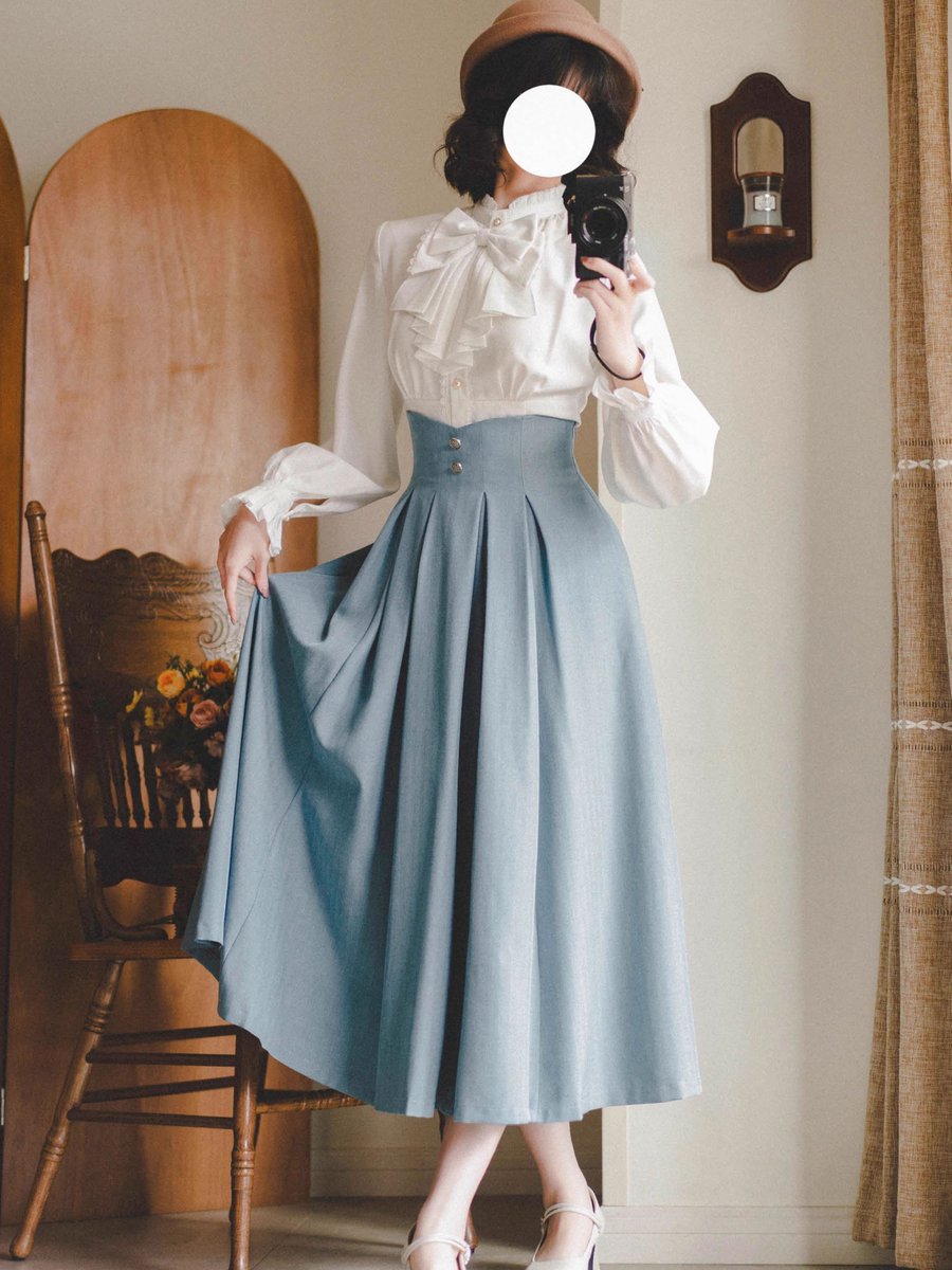 ManusxMachina's tweet image. 英国のお嬢様のクラシックブラウス 
manus-machina.com/collections/ne… 
丁寧に施されたディテールがヴィンテージロマンを感じさせる、上品で優雅なブラウス。胸元には段々のフリルが流れるようにあしらわれ、さらに大きなリボンタイが可憐な存在感を放っています。