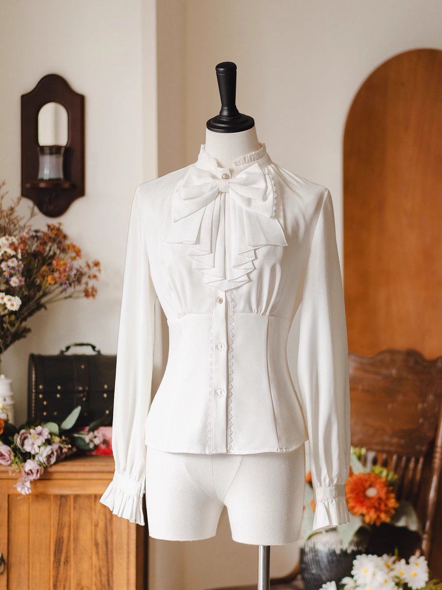ManusxMachina's tweet image. 英国のお嬢様のクラシックブラウス 
manus-machina.com/collections/ne… 
丁寧に施されたディテールがヴィンテージロマンを感じさせる、上品で優雅なブラウス。胸元には段々のフリルが流れるようにあしらわれ、さらに大きなリボンタイが可憐な存在感を放っています。