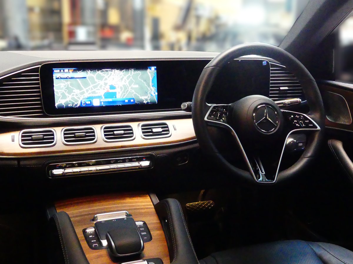 Shuhei_5008's tweet photo. YouTubeで、この画角で運転している様子を投稿しているチャンネルをよく見るんだけど、どうやって機材をセッティングしてるんだろ？やってみたいけど、うちのはヘッドレストとシートが一体型(前席のみ)だから、そもそもカメラを固定するのが難しそう。何か良い方法無いかな？🤔 https://t.co/5S5oEdhpNO