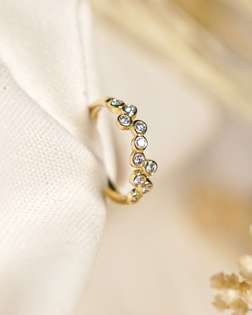 prudenandsmith's tweet image. Timeless, personal, beautifully yours. The Water Bubbles Offset Diamond Ring is crafted with up to ten F colour diamonds, and can be customised with gemstones to match birthstones or eye colours.

#DiamondJewellery #UniqueDesign #FineJewellery #MadeInSussex #JewellersOfInstagram