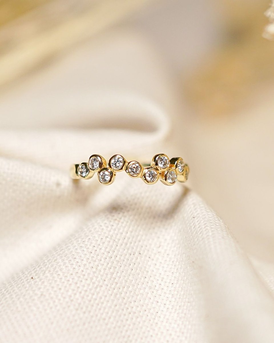 prudenandsmith's tweet image. Timeless, personal, beautifully yours. The Water Bubbles Offset Diamond Ring is crafted with up to ten F colour diamonds, and can be customised with gemstones to match birthstones or eye colours.

#DiamondJewellery #UniqueDesign #FineJewellery #MadeInSussex #JewellersOfInstagram