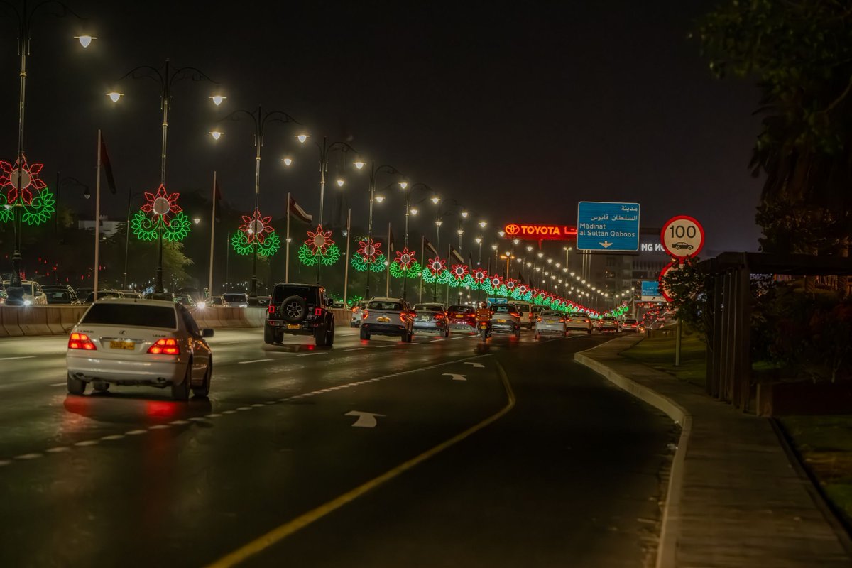 muscat_daily's tweet photo. The city glows with festive spirit! Night decorations transform the streets into a canvas of Omani pride for National Day. Happy National Day, Oman! 💚❤️🤍
#OmanPride #NationalDayCelebration #NightVibes #muscatdaily https://t.co/JlWymRdCTN