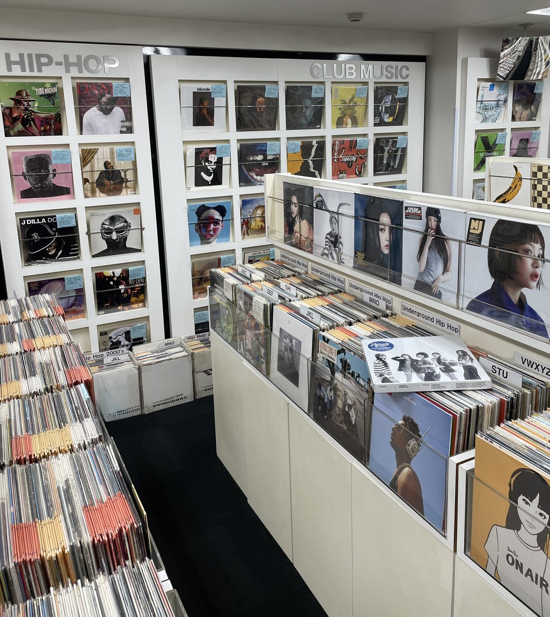 NWJNS_244's tweet image. OMG! This is my record store.Thanks for sharing.
その写真はレジカウンターの中ですね。
確かに今日海外からのお客さんに「そのNewJeansのCDは売り物か？」と聞かれ「これは私の私物だから売れない」って答えました（笑）…