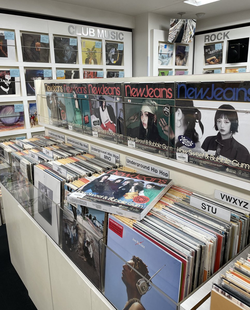 NWJNS_244's tweet image. OMG! This is my record store.Thanks for sharing.
その写真はレジカウンターの中ですね。
確かに今日海外からのお客さんに「そのNewJeansのCDは売り物か？」と聞かれ「これは私の私物だから売れない」って答えました（笑）…