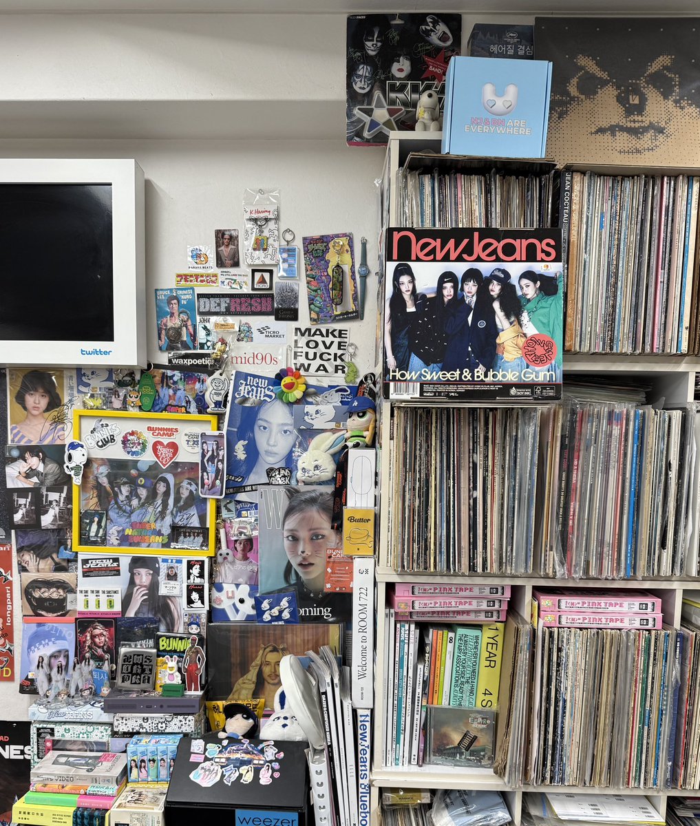 NWJNS_244's tweet image. OMG! This is my record store.Thanks for sharing.
その写真はレジカウンターの中ですね。
確かに今日海外からのお客さんに「そのNewJeansのCDは売り物か？」と聞かれ「これは私の私物だから売れない」って答えました（笑）…