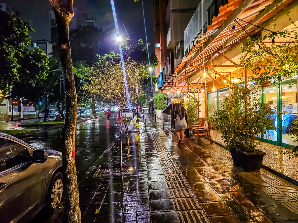 La Vía Argentina ayer en la noche. Vale la pena ir a visitarla y recorrerla de principio a fin. Encontrarás mucha vida comunitaria y comercial. Hay una infinidad de cafés, restaurantes con mucha tradición, comida de distintas partes del mundo, en fin, vale la pena. No comas