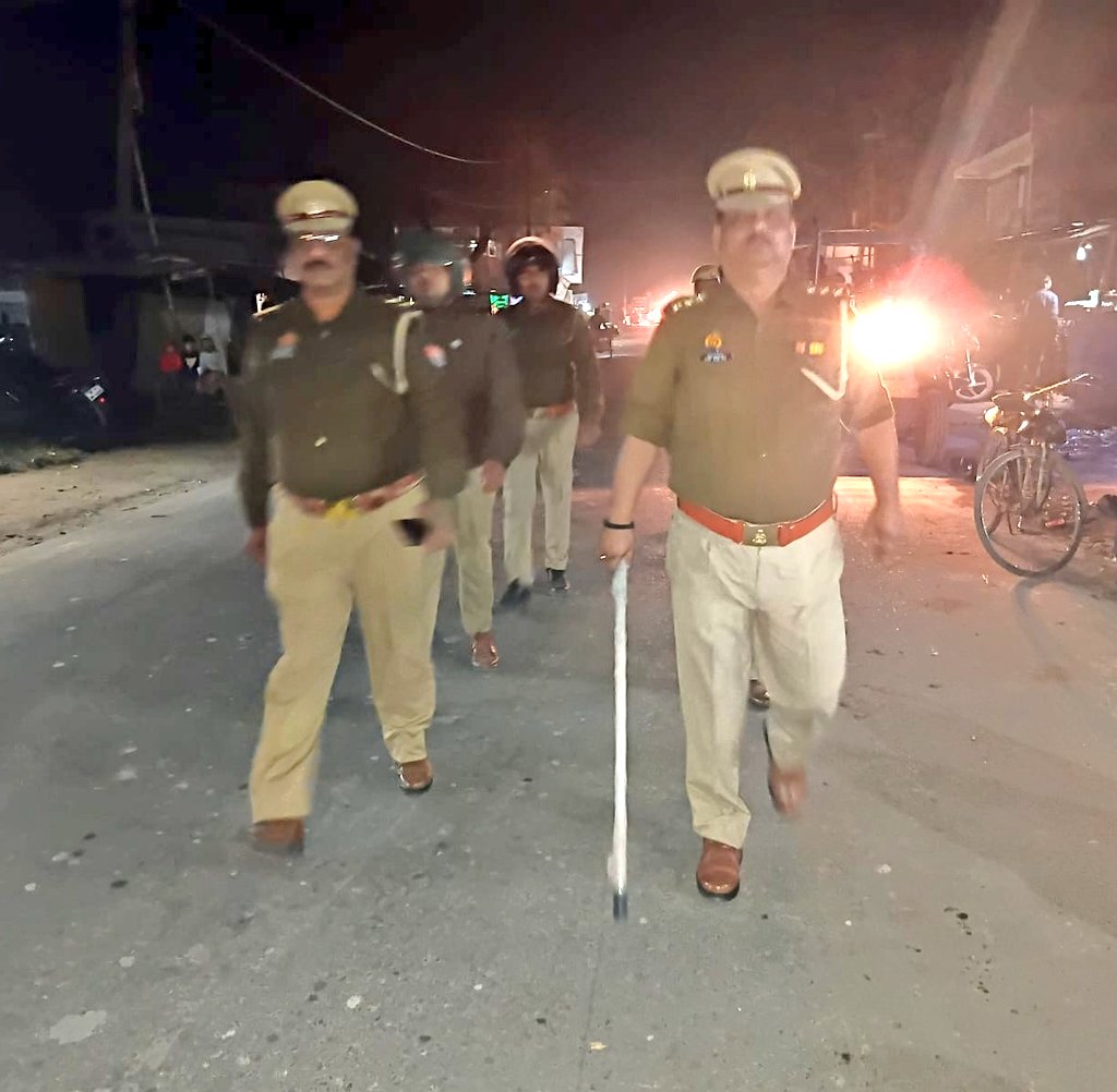 bahraichpolice's tweet image. जनपद में अपराध-नियंत्रण व आमजन में सुरक्षा की भावना जागृत करने के दृष्टिगत #SPBahraich के निर्देशन में थाना हुजूरपुर पुलिस द्वारा भीड़-भाड़ वाले स्थानों तथा मिश्रित आबादी वाले संवेदनशील क्षेत्रों में किया गया पैदल गश्त।    
#UPPolice