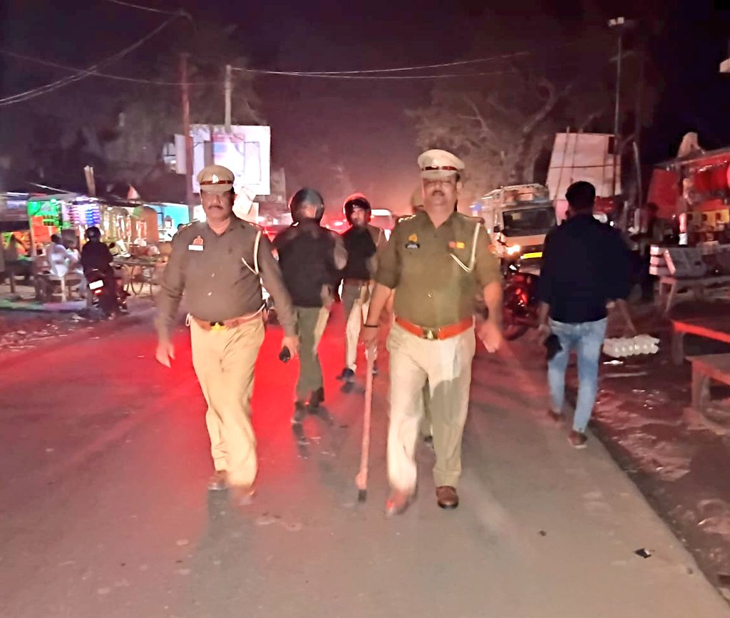bahraichpolice's tweet image. जनपद में अपराध-नियंत्रण व आमजन में सुरक्षा की भावना जागृत करने के दृष्टिगत #SPBahraich के निर्देशन में थाना हुजूरपुर पुलिस द्वारा भीड़-भाड़ वाले स्थानों तथा मिश्रित आबादी वाले संवेदनशील क्षेत्रों में किया गया पैदल गश्त।    
#UPPolice