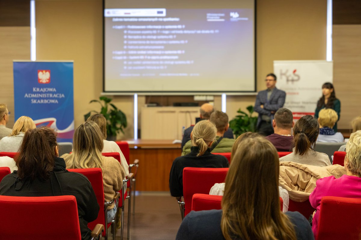 KAS_Bialystok's tweet photo. O #KSeF w Łapach! 💼
W ramach XVII Światowego Tygodnia Przedsiębiorczości eksperci z II US w Białymstoku szkolili lokalny biznes w Ośrodku Przedsiębiorczości.
Temat numer jeden: wdrożenie i obsługa Krajowego Systemu e-Faktur.
#KASdlaWas https://t.co/XV67QD8K6b