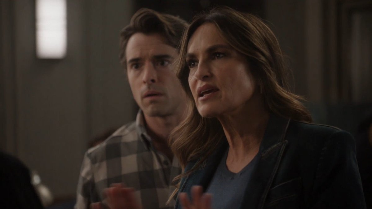 Studartclara's tweet image. Carisi entra, não dá um &quot;bom dia&quot; e sai pela casa da Olivia acusando sem provas. Ela teve que defender as crias dela.