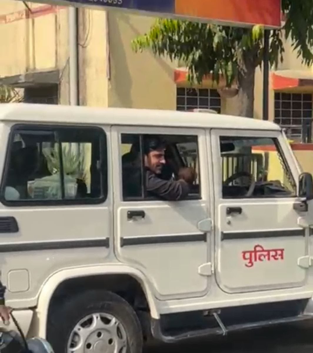 VinodJakharIN's tweet image. कुछ दिन पहले राजस्थान विश्वविद्यालय में RSS के शस्त्र पूजन के विरोध के बाद पुलिस ने सरकारी दबाव में हमारे साथ अन्याय किया और हम पर झूठी धाराएँ लगाकर जेल भेजा। अब उसी मामले में NSUI के राष्ट्रीय कोऑर्डिनेटर और हमारे साथी @mahesh_samota_ को आरोपी बनाकर DJ कोर्ट से उनकी जमानत याचिका…