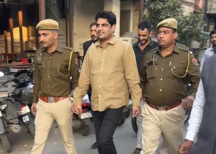 VinodJakharIN's tweet image. कुछ दिन पहले राजस्थान विश्वविद्यालय में RSS के शस्त्र पूजन के विरोध के बाद पुलिस ने सरकारी दबाव में हमारे साथ अन्याय किया और हम पर झूठी धाराएँ लगाकर जेल भेजा। अब उसी मामले में NSUI के राष्ट्रीय कोऑर्डिनेटर और हमारे साथी @mahesh_samota_ को आरोपी बनाकर DJ कोर्ट से उनकी जमानत याचिका…