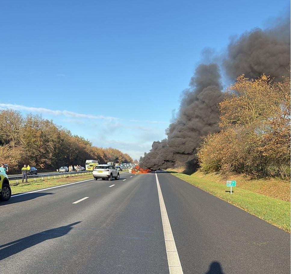Auto in brand op A50 richting Arnhem, weg voorlopig dicht