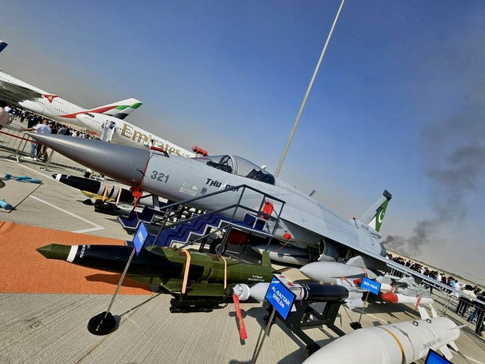 DrMKhalid0115's tweet image. #Pakistan Air Force’s PAC JF-17 #Thunder 🇵🇰 fighter jet and the #Indian Air Force’s HAL #Tejas 📷 fighter jet captured in the same frame/image today at the Dubai Air Show 2025: