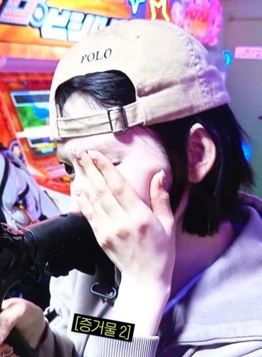 cherrymiyamaki's tweet image. these front and back view photos of kkura while shooting are killing me she’s so unintentionally funny and cute why is she like this 😭😭