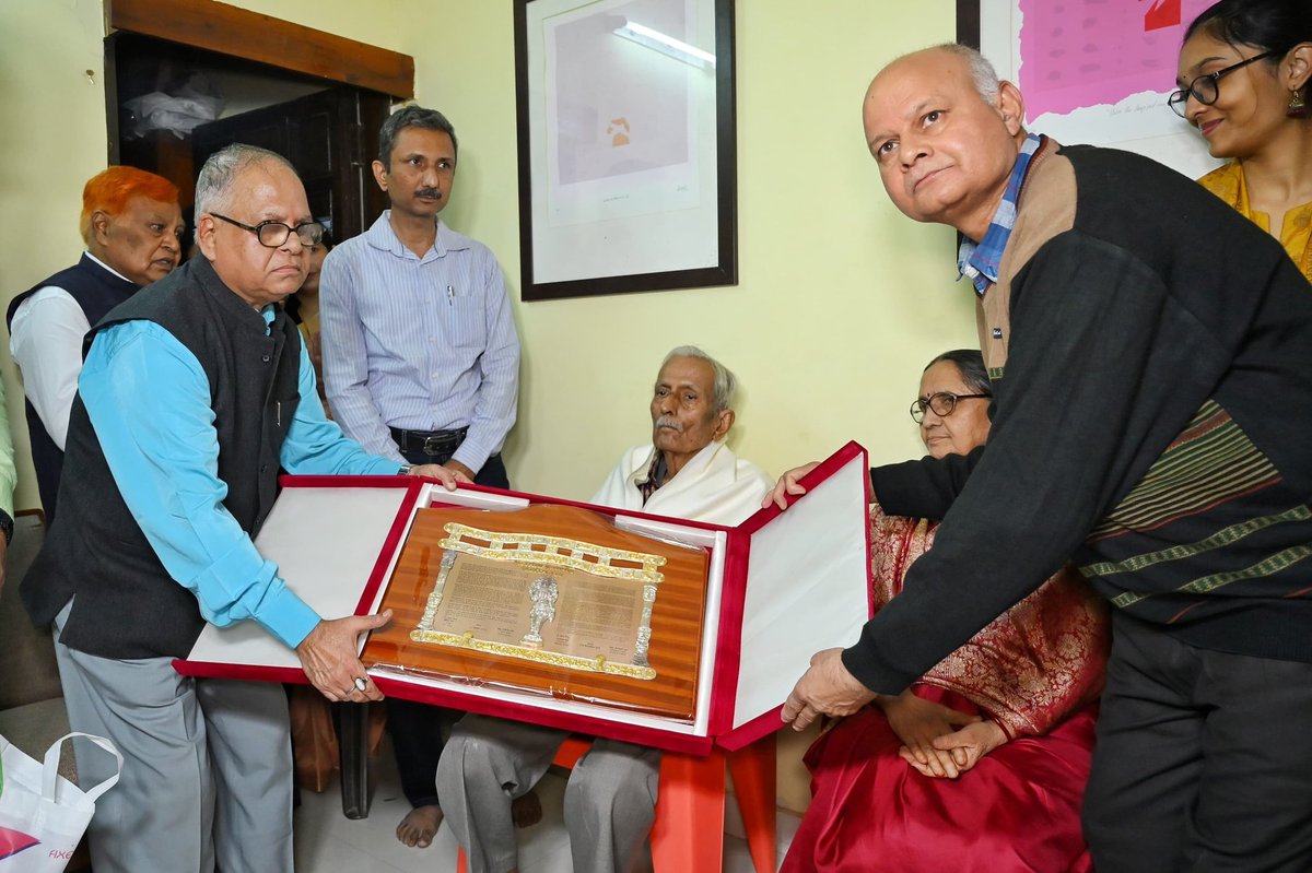 कथाकार विनोद कुमार शुक्ल को मिला हिंदी साहित्य का सर्वोच्च सम्मान—ज्ञानपीठ पुरस्कार। ज्ञानपीठ की टीम ने रायपुर पहुंचकर शुक्ल को उनके निवास पर वाग्देवी की प्रतिमा और सम्मान राशि प्रदान की। वे ‘नौकर की कमीज़’, ‘दीवार में एक खिड़की रहती थी’ जैसी कृतियों के रचयिता। #ज्ञानपीठ #रायपुर