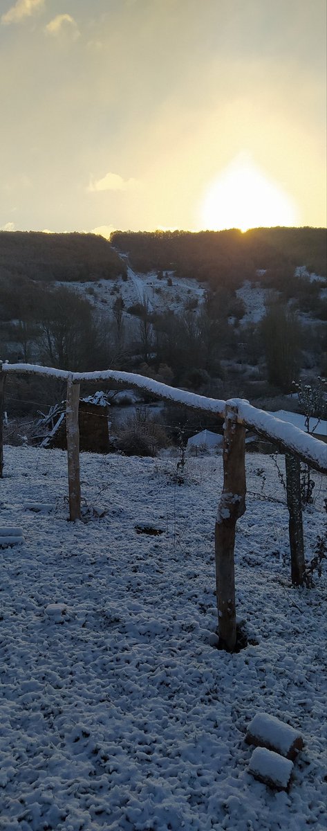 La primera del año.

Qué importante es la nieve para los acuíferos.

Lo que nieva en altura durante otoño/invierno es agua en los manantiales de valles más bajos en primavera/verano.