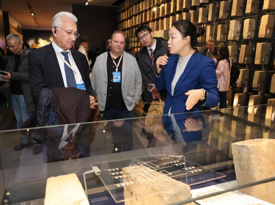 China_and_World's tweet image. 🚶‍♂️🚶‍♀️ On November 19, guests of the Global Mayors Dialogue in #Nanjing, Jiangsu Province ascended the 600-year-old Zhonghua Gate and visited the Nanjing City Wall #Museum to experience the city&apos;s charming history.

(Photo Source: Ecns) #Exchanges