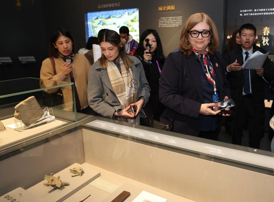 China_and_World's tweet image. 🚶‍♂️🚶‍♀️ On November 19, guests of the Global Mayors Dialogue in #Nanjing, Jiangsu Province ascended the 600-year-old Zhonghua Gate and visited the Nanjing City Wall #Museum to experience the city&apos;s charming history.

(Photo Source: Ecns) #Exchanges
