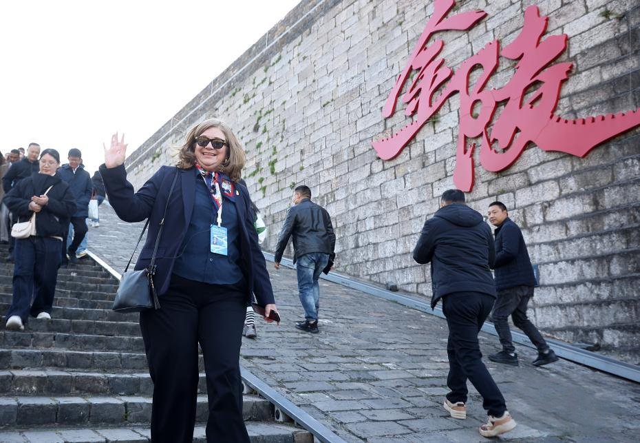 China_and_World's tweet image. 🚶‍♂️🚶‍♀️ On November 19, guests of the Global Mayors Dialogue in #Nanjing, Jiangsu Province ascended the 600-year-old Zhonghua Gate and visited the Nanjing City Wall #Museum to experience the city&apos;s charming history.

(Photo Source: Ecns) #Exchanges