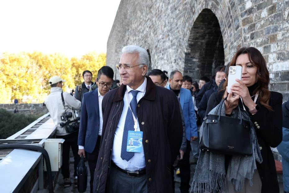 China_and_World's tweet image. 🚶‍♂️🚶‍♀️ On November 19, guests of the Global Mayors Dialogue in #Nanjing, Jiangsu Province ascended the 600-year-old Zhonghua Gate and visited the Nanjing City Wall #Museum to experience the city&apos;s charming history.

(Photo Source: Ecns) #Exchanges