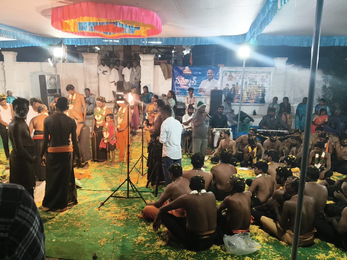 BPRFoundation1's tweet image. నల్గొండ జిల్లా, నాగార్జునసాగర్ నియోజకవర్గం, నిడమనూరు మండలం వెనిగండ్ల గ్రామంలో అయ్యప్ప స్వాముల భక్తి పాటలతో మహా పడిపూజ వైభవంగా నిర్వహించారు. అనంతరం పాండన్న గారి పిలుపు మేరకు స్వామి వారికి తీర్ధప్రసాదాలు అందజేశారు.

#SwamysaranamAyyappa #ayyappaswamy #BusireddyFoundation