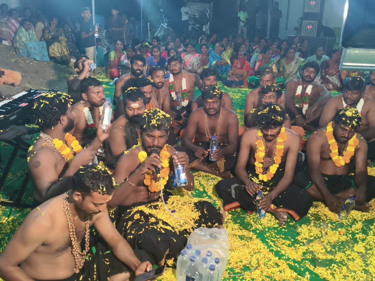 BPRFoundation1's tweet image. నల్గొండ జిల్లా, నాగార్జునసాగర్ నియోజకవర్గం, నిడమనూరు మండలం వెనిగండ్ల గ్రామంలో అయ్యప్ప స్వాముల భక్తి పాటలతో మహా పడిపూజ వైభవంగా నిర్వహించారు. అనంతరం పాండన్న గారి పిలుపు మేరకు స్వామి వారికి తీర్ధప్రసాదాలు అందజేశారు.

#SwamysaranamAyyappa #ayyappaswamy #BusireddyFoundation