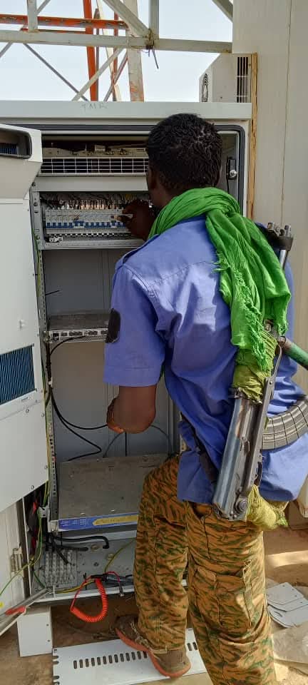 emmanutapsoba's tweet photo. #BurkinaFaso🇧🇫 : Dans la localité de #Solhan commune situé dans la province du #Yagha région du #Sahel après plusieurs jours de coupure, le réseau #OrangeBurkina est rétabli grâce à l'intervention technique du détachement de #Gendarmerie, au grand soulagement des populations. https://t.co/AuKEJVrCKZ