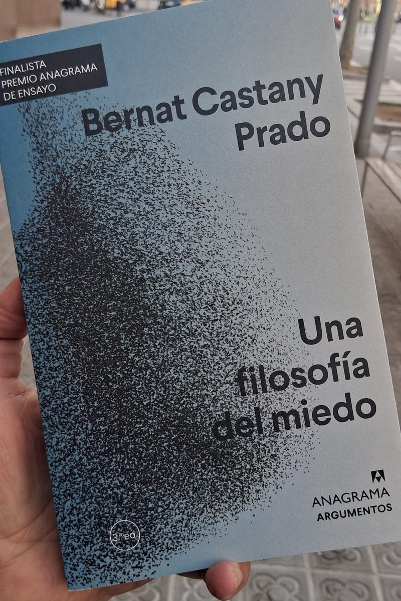 dinolanti's tweet image. Tercera edición de &quot;Una filosofía del miedo&quot;. Hace ya tres años que se lo dediqué a mis hijos y sus sábanas antibalas. Que sigan protegiéndonos a todos.
@AnagramaEditor