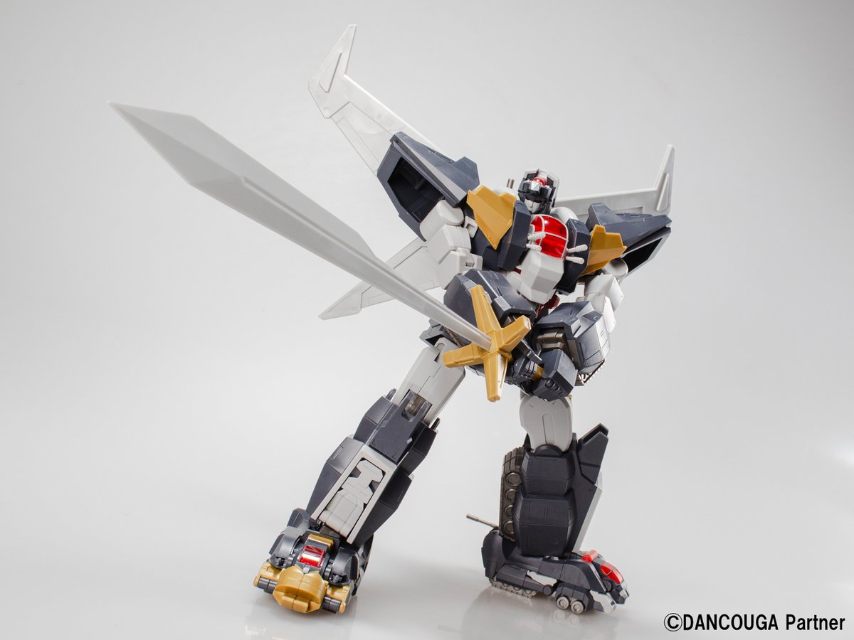 aoshimacharapla's tweet photo. 【ACKS 超獣機神ダンクーガ + 断空剣オプションパーツセット テストショット紹介】
こんにちは。アオシマ 企画部 山之内です。
絶賛ご予約受付中のACKS 超獣機神ダンクーガになりますが、先日2回目のテストショットが届きました!
これまで各種イベントで展示していたモデルは単色成型されたものでしたが、遂に色分け成型されたモデルが届きましたので公開致します!

細かい部分の色分けはシールでの再現仕様となっておりますが、それらを使用せずとも組み立てるだけで劇中の姿に近い状態を再現することが出来ます。
各パイロットが搭乗するコックピットキャノピー部分は、塗装済パーツとなる予定です!

また機体各所に搭載された可動ギミックにより広範囲な可動域を実現しており、ダンクーガが劇中で見せた外連味のあるポージングの再現も可能です。
細かい可動ギミックの説明については、投稿を分けてご説明していく予定ですので、そちらもお楽しみに!

因みにこちらは一般流通版となる超獣機神ダンクーガ + 断空剣オプションパーツセットのモデルになりますが、断空剣を両腕で持つ印象的なポージングを再現してみました!
この断空剣、劇中ではパースが掛かったような形状をしておりましたが、それらを再現するためダンクーガの本体以上に大きくなっております。

勿論、所謂「断空砲フォーメーション」と呼ばれている各砲門を全て前方へ向けた発射形態を再現することも可能です。
断空砲を前方へ向ける際は、砲身を巨大化させた前方展開用パーツもご用意しておりますので、格好良くポージングが決まります!

一般流通版の総ランナー数は31ランナーとなっており、かなりのボリュームを誇る商品となっておりますが、可動ギミック満載なダンクーガとなっておりますので、是非ご予約頂いてガシガシ遊んで頂ければ幸いです!
アオシマのダンクーガ是非ご期待下さい! 
やぁぁってやるぜ!

#ダンクーガ #アオシマ #ACKS