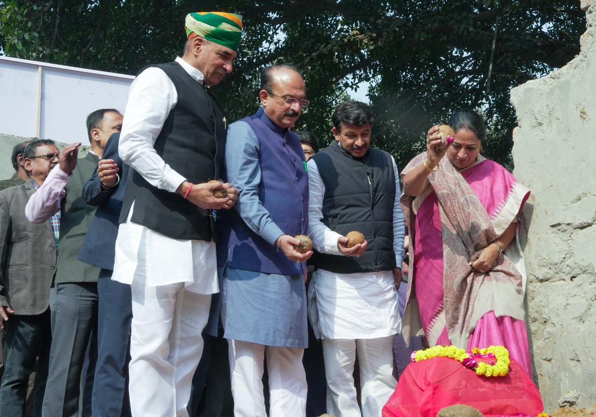 ManojTiwariMP's tweet image. आज हमारी लोकसभा उत्तर पूर्वी दिल्ली के तिमारपुर विधानसभा स्थित जेजे क्लस्टर की संजय बस्ती में पहली ‘#अटल_कैंटीन’ का मुख्यमंत्री श्रीमती @gupta_rekha जी ने शिलान्यास किया।

इन कैंटीनों में जरूरतमंदों को मात्र ₹5 में पौष्टिक भोजन उपलब्ध कराया जाएगा। हर अटल कैंटीन में साफ-सुथरा…