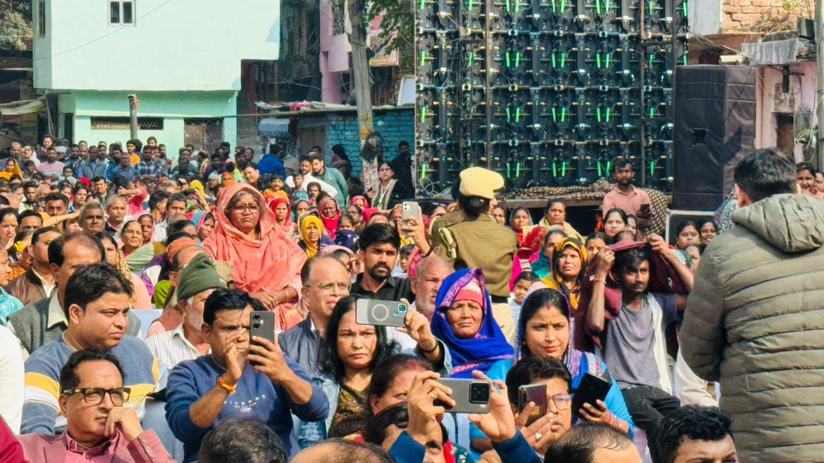 ManojTiwariMP's tweet image. आज हमारी लोकसभा उत्तर पूर्वी दिल्ली के तिमारपुर विधानसभा स्थित जेजे क्लस्टर की संजय बस्ती में पहली ‘#अटल_कैंटीन’ का मुख्यमंत्री श्रीमती @gupta_rekha जी ने शिलान्यास किया।

इन कैंटीनों में जरूरतमंदों को मात्र ₹5 में पौष्टिक भोजन उपलब्ध कराया जाएगा। हर अटल कैंटीन में साफ-सुथरा…