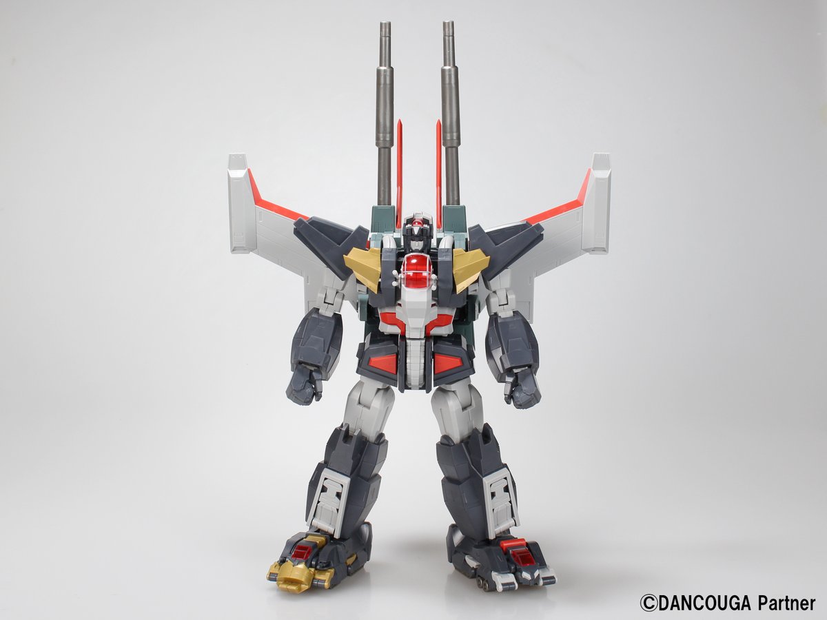 aoshimacharapla's tweet photo. 【ACKS 超獣機神ダンクーガ + ダイガンオプションパーツセット テストショット紹介】
こんにちは。アオシマ 企画部 山之内です。
絶賛ご予約受付中のACKS 超獣機神ダンクーガになりますが、先日2回目のテストショットが届きました!
これまで各種イベントで展示していたモデルは単色成型されたものでしたが、遂に色分け成型されたモデルが届きましたので公開致します!

細かい部分の色分けはシールでの再現仕様となっておりますが、それらを使用せずとも組み立てるだけで劇中の姿に近い状態を再現することが出来ます。
各パイロットが搭乗するコックピットキャノピー部分は、塗装済パーツとなる予定です!

また機体各所に搭載された可動ギミックにより広範囲な可動域を実現しており、ダンクーガが劇中で見せた外連味のあるポージングの再現も可能です。
細かい可動ギミックの説明については、投稿を分けてご説明していく予定ですので、そちらもお楽しみに!

因みにこちらはアオシマオンラインショップ限定版となる超獣機神ダンクーガ + ダイガンオプションパーツセットのモデルになりますが、ダイガンを両腕で構えたポージングを付けてみました!

背面の飛行ブースターはかなりの大きさを誇っており、ブースター装備状態では全高約36cmを誇る大きさとなっております。
また戦闘機状態への完全変形も再現しており、ダンクーガとの合体シークエンスも再現可能です!

アオシマオンラインショップ限定版の総ランナー数は35ランナーとなっており、かなりのボリュームを誇る商品となっておりますが、可動ギミック満載なダンクーガとなっておりますので、是非ご予約頂いてガシガシ遊んで頂ければ幸いです!
アオシマのダンクーガ是非ご期待下さい! 
マキシマムレベルシュート!

#ダンクーガ #アオシマ #ACKS
