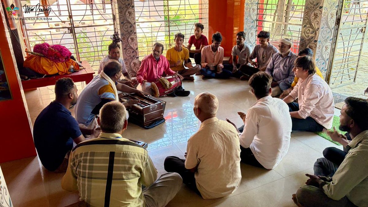 PalikhasTourism's tweet photo. 🎶 Experience the soul of Palikhas.
Local artists perform traditional Bhojpuri folk songs and dance with pride.
Visitors can enjoy live performances and even learn through cultural workshops. 
#PalikhasVillage #FolkMusic #BhojpuriCulture #RuralTourism #CulturalHeritage #UPTourism https://t.co/pS4I3TLoeZ