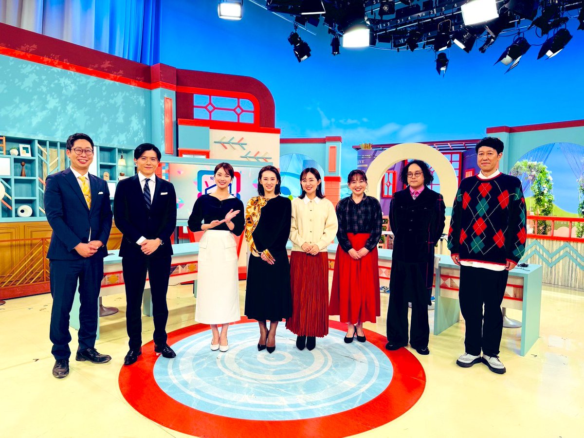 『＃とれたてっ！』🍎スタジオに
＃北川景子 さんがＳＰゲストで来てくださいました🥰
とれたてっ！エピソード満載のスタジオでしたね🍋🍉🍍🫐🍋‍🟩🍊🥭🍐
金曜メンバーで記念撮影📸

映画『＃ナイトフラワー』は11月28日（金）公開です🌸