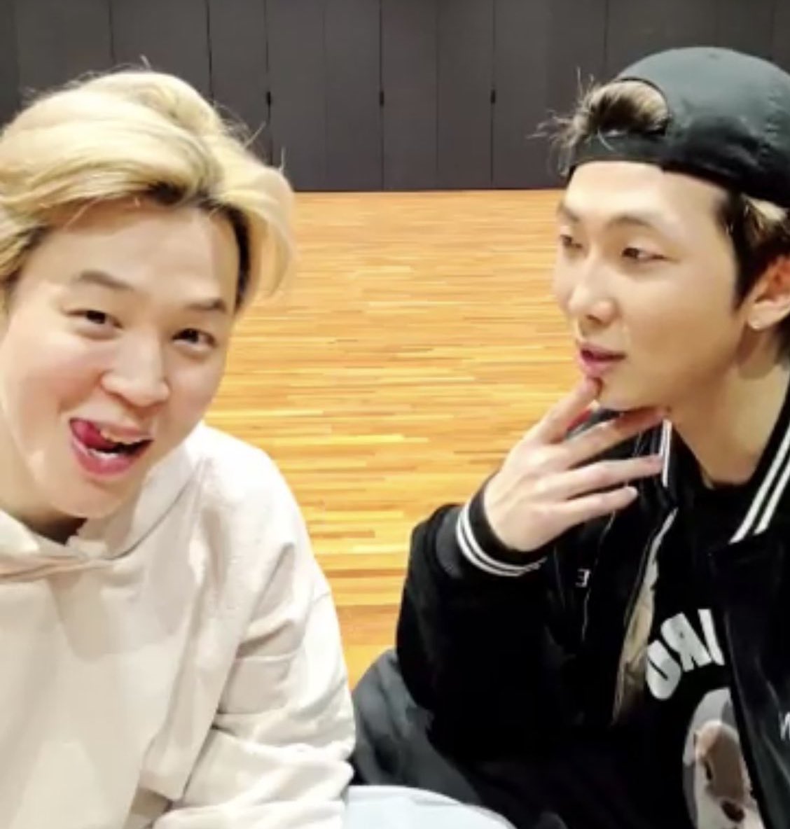 Drop a “WE LOVE YOU JIMIN ” if you were part of Jimin’s today’s live 😭

WE LOVE YOU JIMIN
WELCOME HOME JIMIN