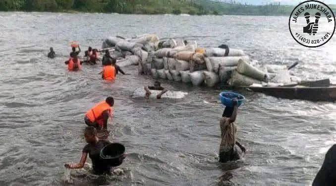 JamesMukeshaba's tweet image. #SUDKIVU 🛑❌: Dans la nuit du mercredi 19 au 20 novembre 2025, un boat  transportant des marchandises quittant #Uvira vers la ville de  #Baraka a fait naufrage au large de Lusenda dans le territoire de  Fizi.

Des personnes sont portées disparues, plusieurs marchandises…