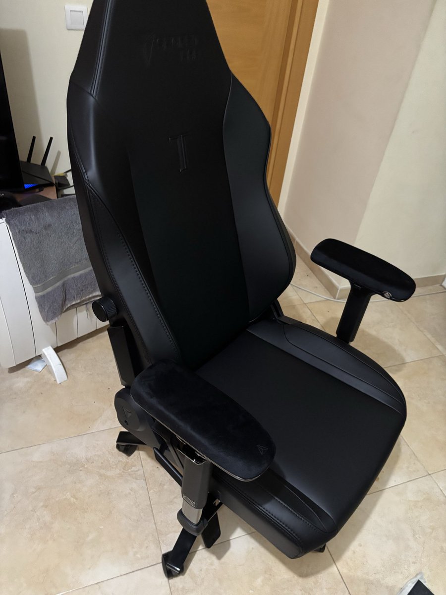 piu251's tweet photo. Buena silla para videojuegos y para cine #secretlab https://t.co/A3of1KLbQg