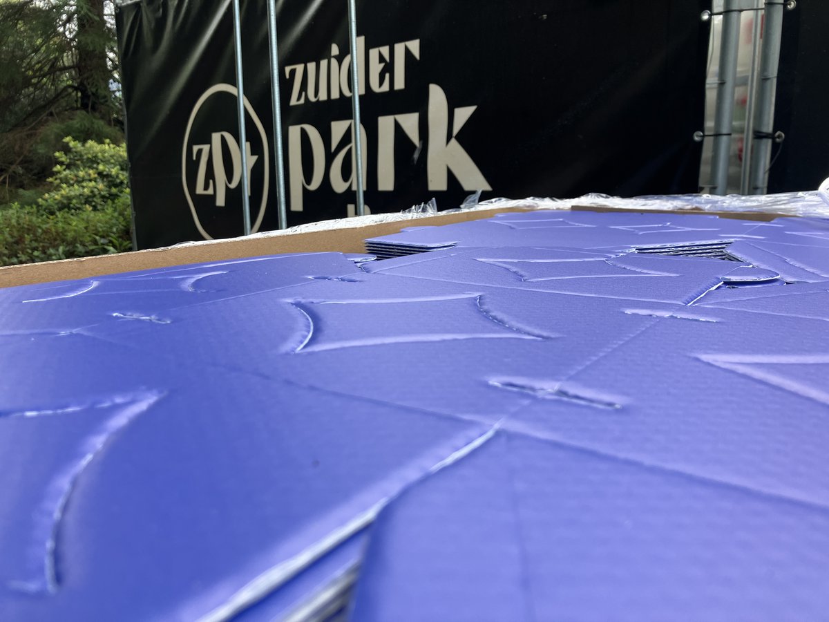 NoaHaim's tweet image. The weekend’s going to be cold ❄️ — perfect to share a detail from Vouw &amp;amp; Bouw LAB at @zuiderparktheat  this summer. 3 mm recycled polypropylene with honeycomb core: lightweight, sturdy &amp;amp; perfect for self-supporting 3D pop-ups.

#ChildrensArtFestival #DesignMaterials