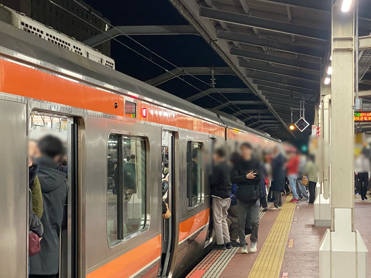 夕刻の東京発武蔵野線、八丁堀でも座れるくらい空いているけど、新木場・舞浜・新浦安であっという間に満員になる。新浦安では極力待避線に入れて蘇我方面と列を分ける。降りる人がいないので、京葉線内では声をかけないと降りられない。一方、蘇我方面は東京・八丁堀の比重が重く、発車前に席が埋まる