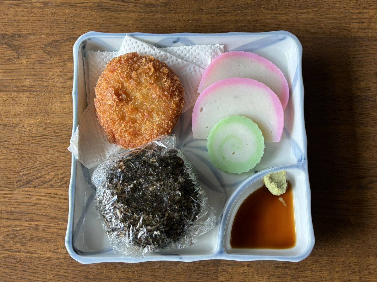 ■おつまみワンプレート　450円
・おにぎり or いなり一つ
・板わさ
・イカメンチ