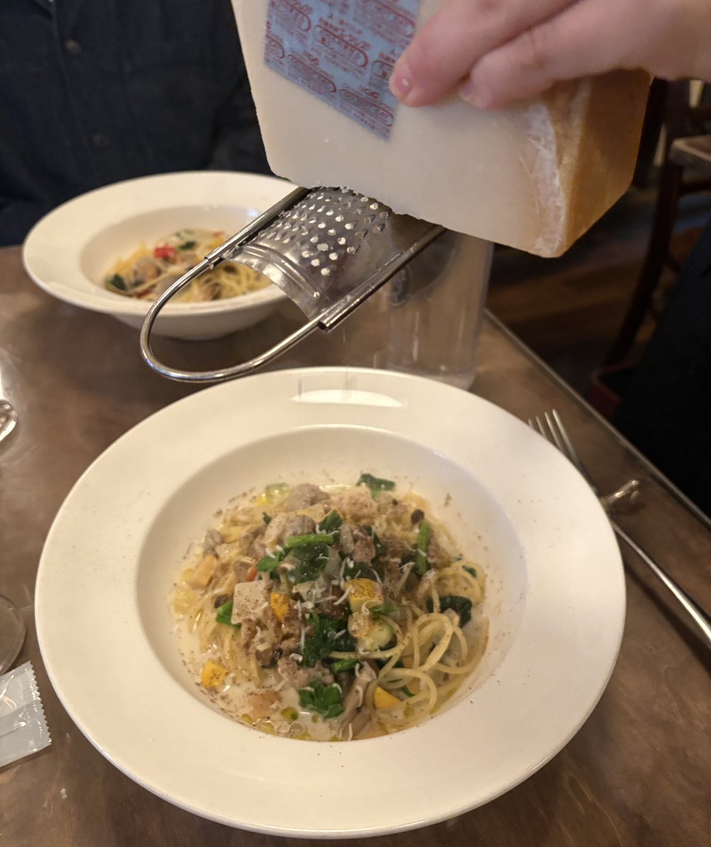 koikano_tsubasa's tweet image. “美術館デート🪽🤍”

神戸市立美術館、大ゴッホ展に行ってきました🎨✨

ランチはオシャレなフランス料理屋さんでパスタをいただけて、とても美味しかったです🍝💕

夜のカフェテラスとのコラボミッフィーぬいぐるみがすごく可愛かった〜🐰💖

素敵な1日をありがとう😊

 #コイカノ関西  #大ゴッホ展