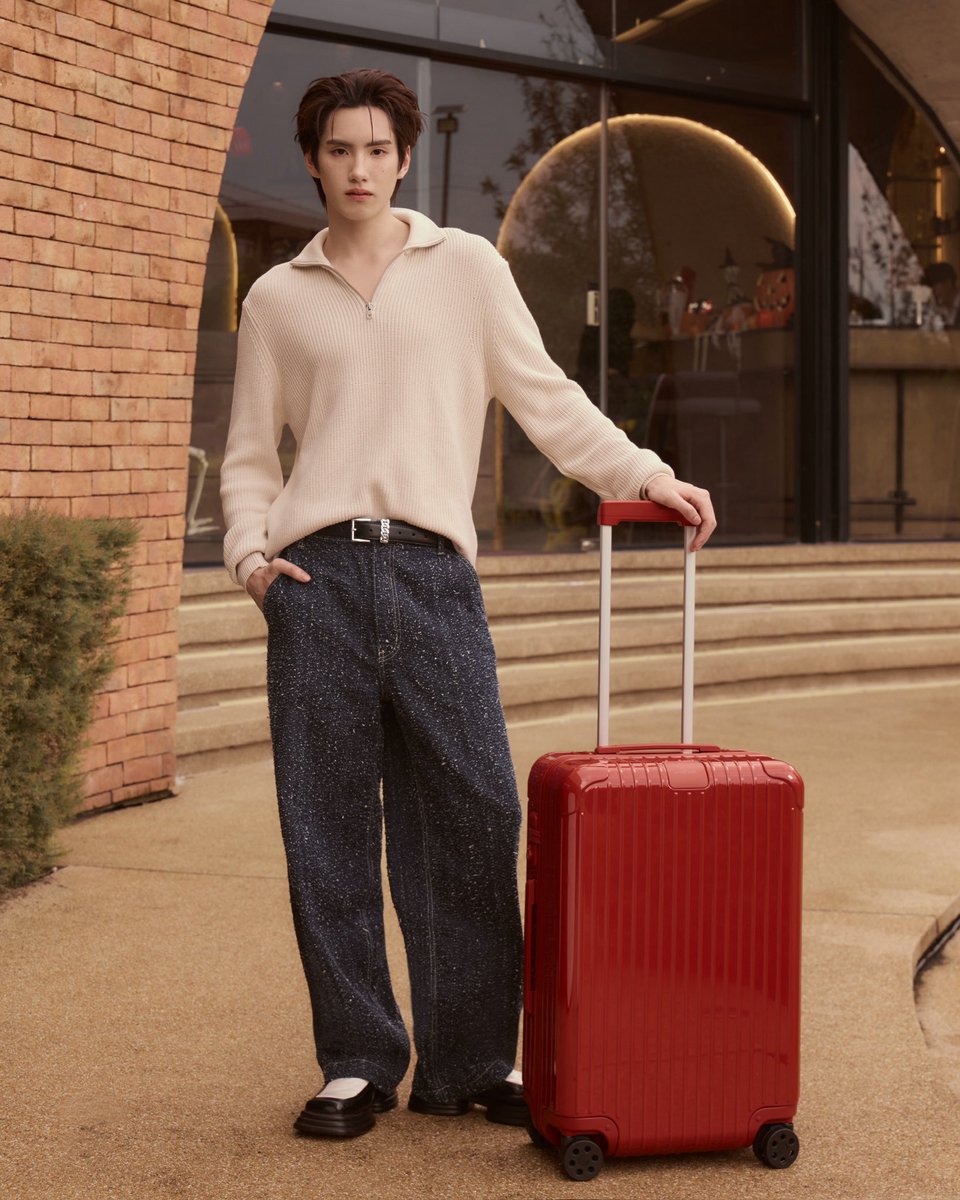 Blackcatupdate's tweet image. “ภู ธัชชัย” ร่วมกับ RIMOWA คอลเลกชั่น Essential แรงบันดาลใจจากเฉดสีของผืนดินยามต้องแสงแดดและดินเหนียวธรรมชาติที่ถ่ายทอดความงดงาม อันเปี่ยมด้วยความอบอุ่น นุ่มนวล และกลมกลืนอย่างมีเอกลักษณ์ 🧳✨

@RIMOWA #RIMOWAEssential #RIMOWA #PHUTATCHAl #BUSbecauseofyouishine @phutatchai