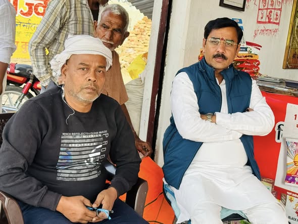 AshishSingh_BJP's tweet photo. मल्लावां नगर के #मोहिउद्दीनपुर निवासी, प्रमुख किराना व्यवसायी श्री मूलनारायन सविता "गुड्डू" की धर्मपत्नी के आकस्मिक निधन की दुःखद खबर पर आज उनके प्रतिष्ठान पहुँचकर अपनी शोक संवेदना व्यक्त की।
ईश्वर इस दुःख की घड़ी में परिवारीजनों को सम्बल प्रदान करें। https://t.co/k6VtYzf654