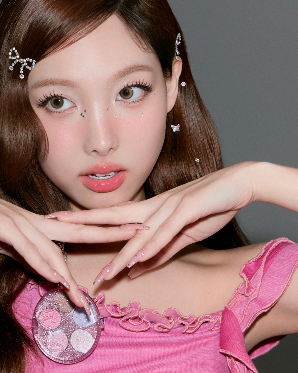 𝒇𝒘𝒆𝒆 𝑫𝑰𝒀 𝒑𝒐𝒄𝒌𝒆𝒕 𝒎𝒖𝒍𝒕𝒊 𝒑𝒂𝒍𝒆𝒕𝒕𝒆🪩🎀

フィー新作ホリデーコレクション❄️
『DIYポケットマルチパレット』今日から発売開始🎄✨

リップ＆チーク、アイシャドウ、ハイライター、アイプライマーからなる全38色の中から自分好みの5色を”DIY”できちゃう🎨✨