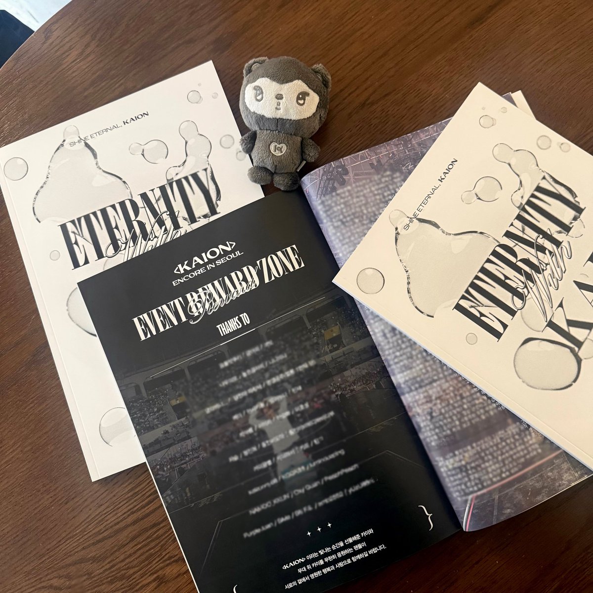 𝟸𝟶𝟸𝟻 𝙺𝙰𝙸 𝚂𝙾𝙻𝙾 𝙲𝙾𝙽𝙲𝙴𝚁𝚃 𝚃𝙾𝚄𝚁 [𝙺𝙰𝙸𝙾𝙽] 𝙵𝙰𝙽 𝙴𝚅𝙴𝙽𝚃

카이 솔로 콘서트 기념 메시지북에 리워드 존과 함께,정성과 애정으로 가득 담긴 글도 예쁘게 만들어 전달하였습니다. 카이온의 마지막까지 함께 주신 여러분께 감사의 말씀 드립니다.