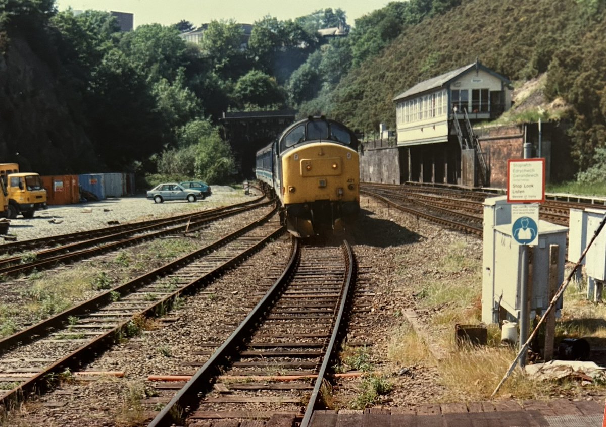 LeicRailAle170's tweet image. #FrontEndFriday 37421 runs into Bangor 14.6.96