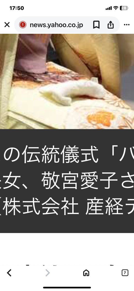 321sorako's tweet photo. @kawatatsunews バージースークワンの儀式の一コマですよ。

白い木綿糸（モンコン）を握りしめる: 儀式の間、主役は捧げ物（バイ・シー）の中央に置かれた「白い木綿糸の束」を両手で握りしめます。これは、魂がそこから体に戻ってくるようにとの願いを込めたものです。

アップしたら良くわかる。
ハンカチではない https://t.co/wdfbKEgprf